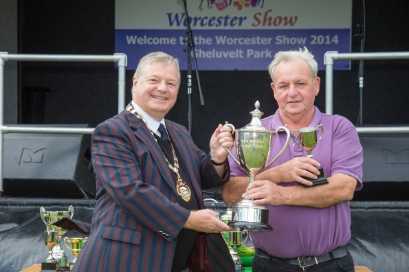 The Mayor presents the winner's trophy for vegetables and fruit to Brian Sampson